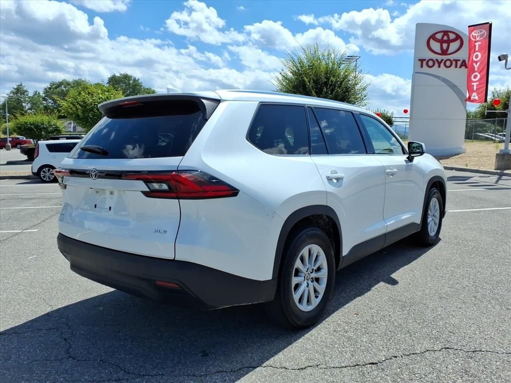 Used 2025 Beige Toyota XLE image 4