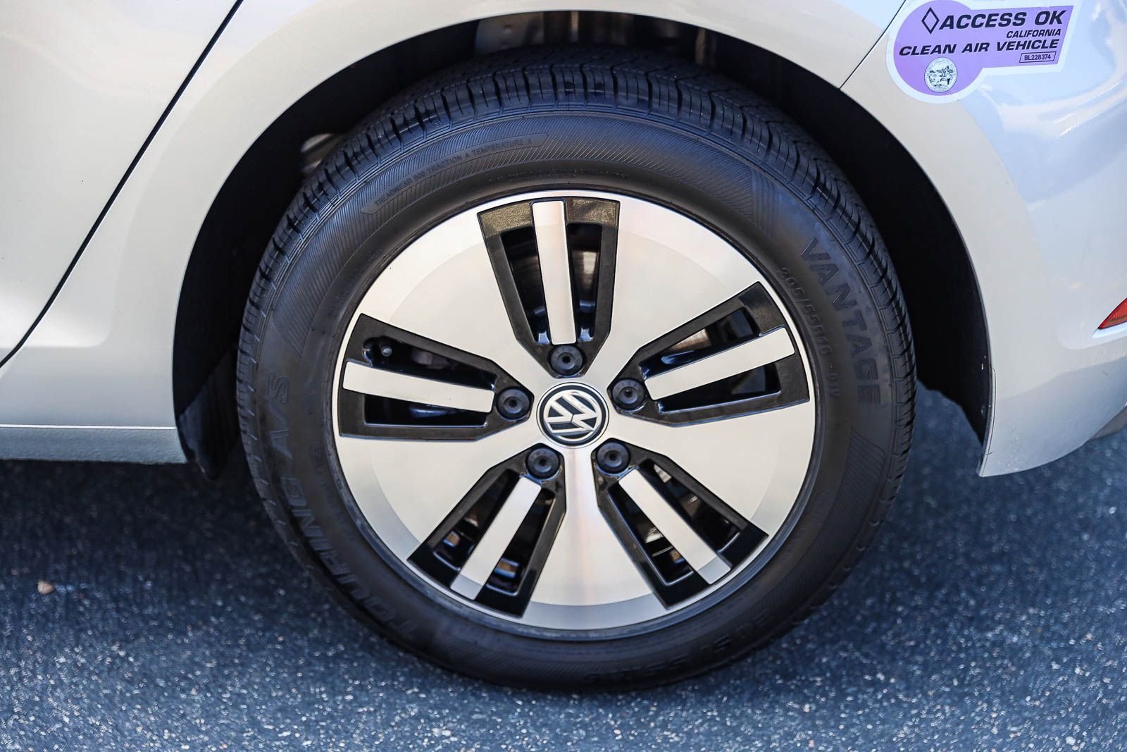 Used 2019 Reflex Silver Metallic Volkswagen SE image 9