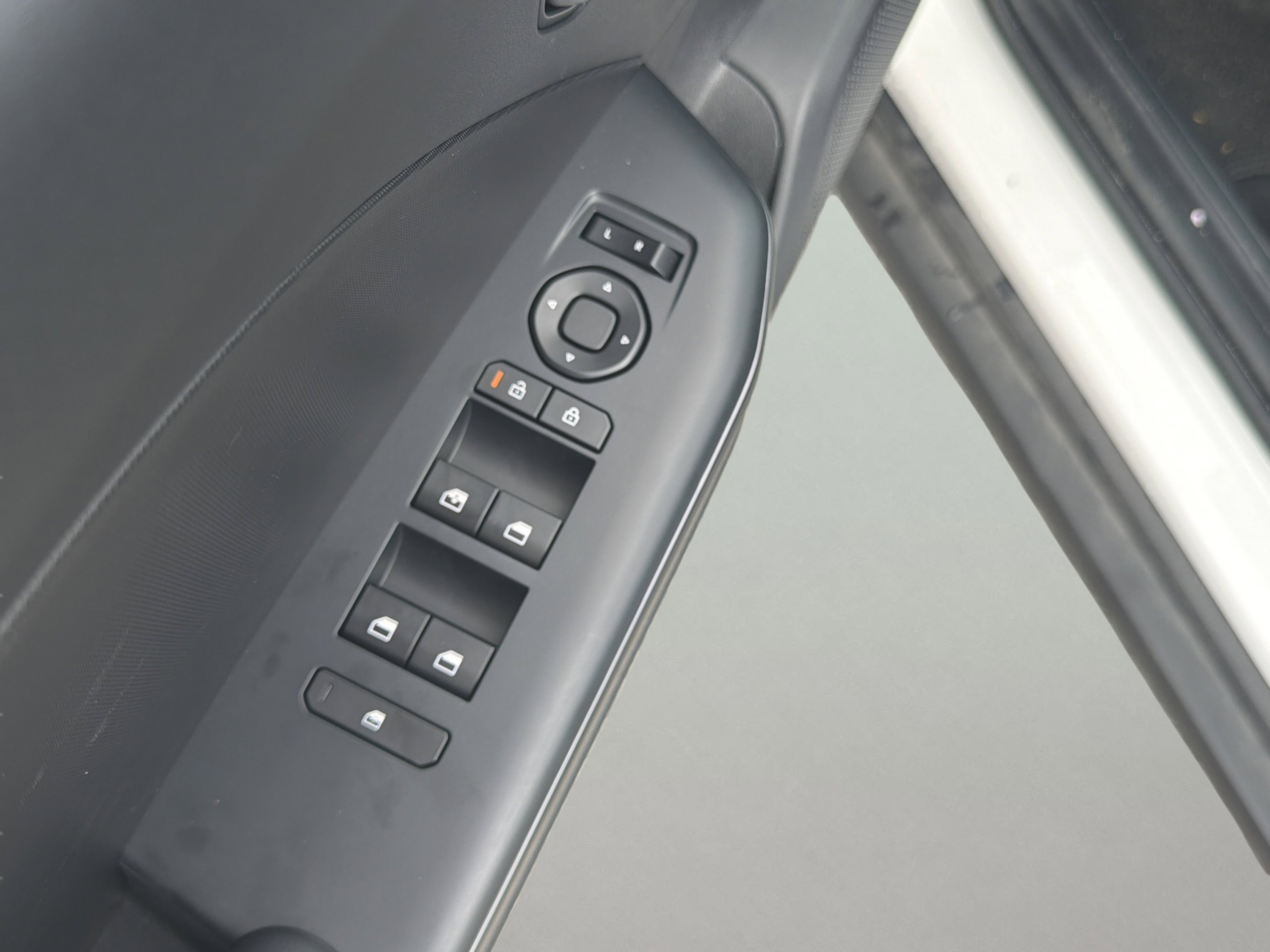 New 2026 Snow White Pearl Kia LX image 15
