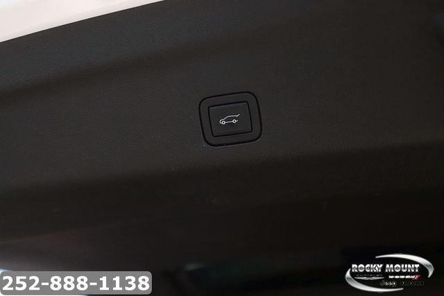 Used 2024 White GMC AT4 image 18
