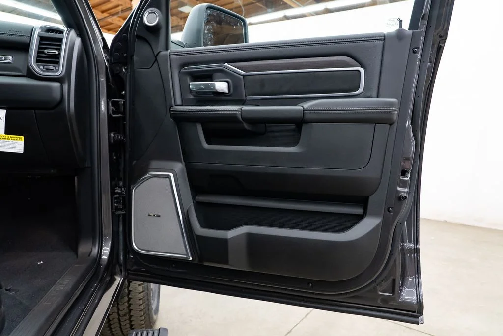 New 2026 Granite Crystal Metallic Clear-Coat Exterior Paint RAM Laramie image 32