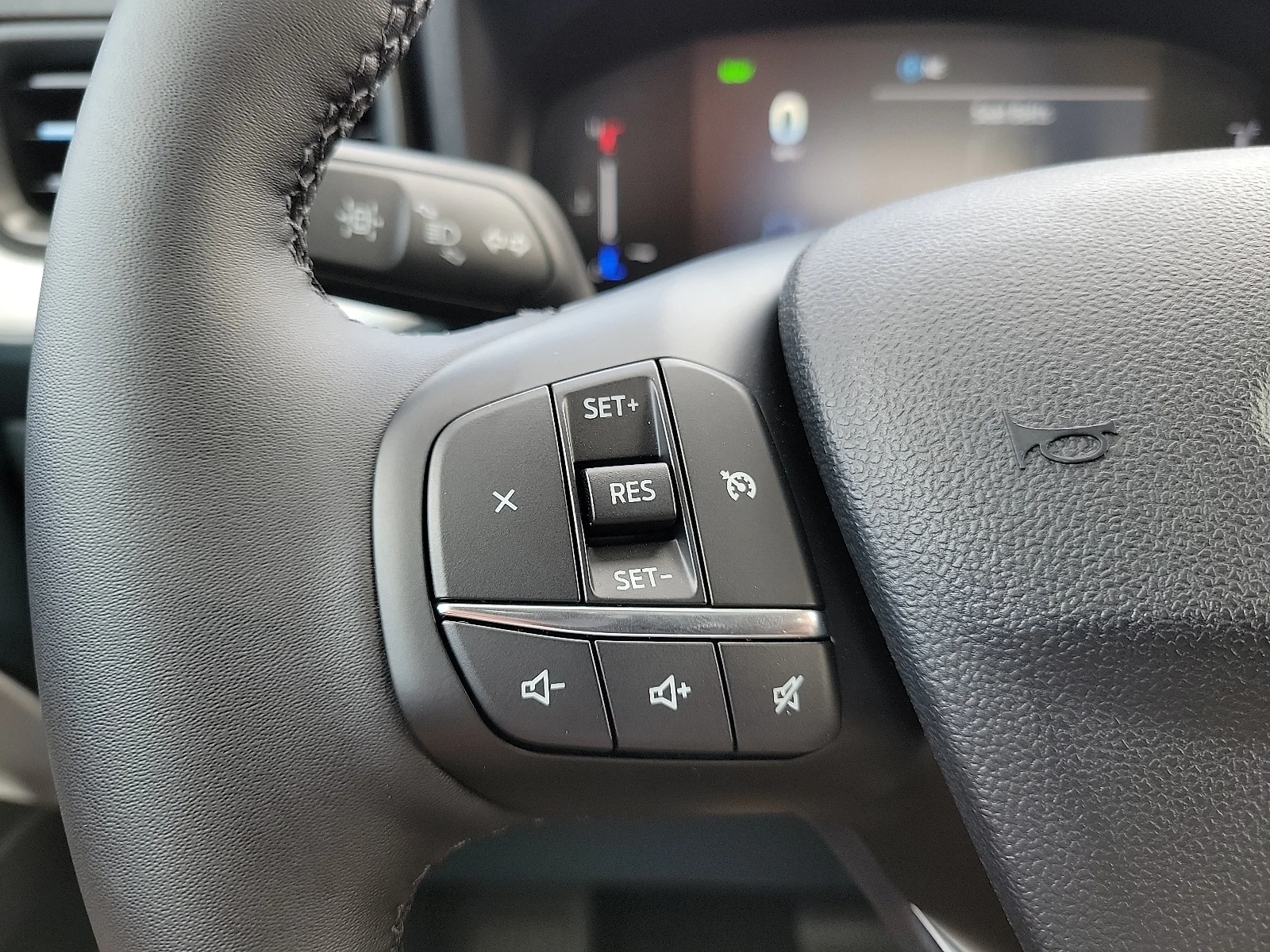 New 2025 Space White Metallic Ford XLT image 21