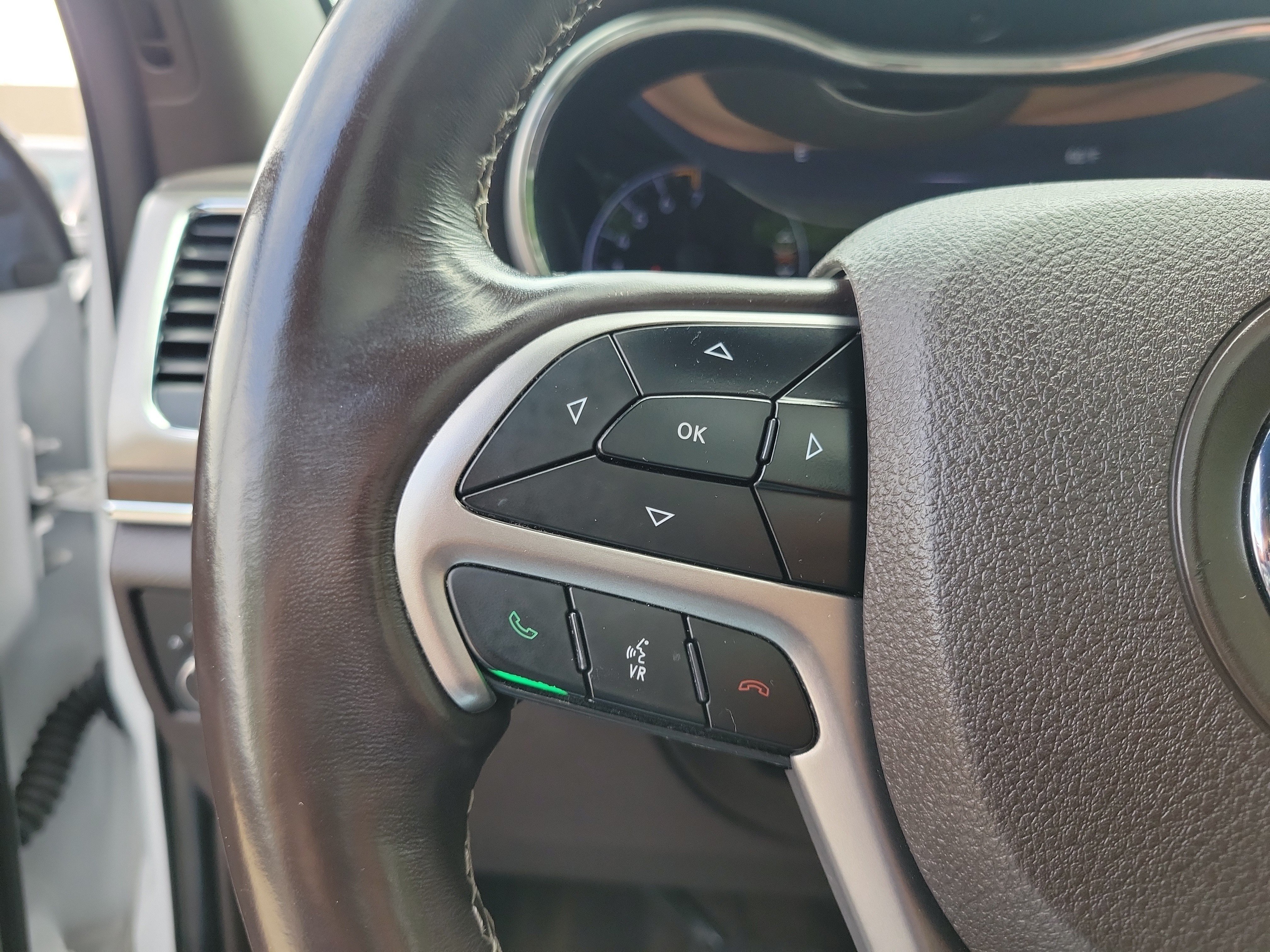 Used 2018 Ivory 3-Coat Jeep Overland image 22