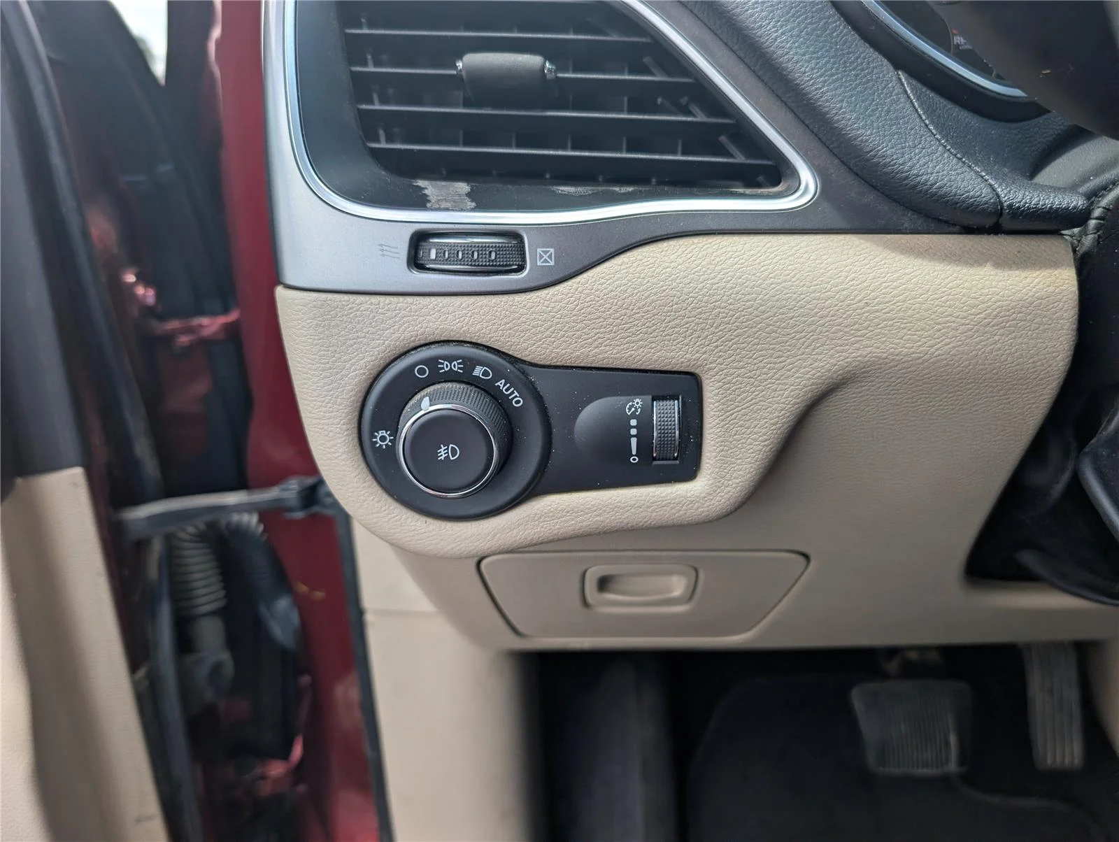 Used 2019 Velvet Red Pearlcoat Jeep Latitude image 25