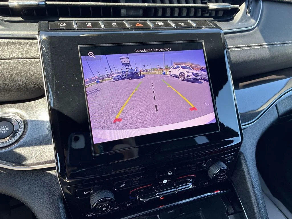Used 2023 White/off-white Jeep Altitude image 16