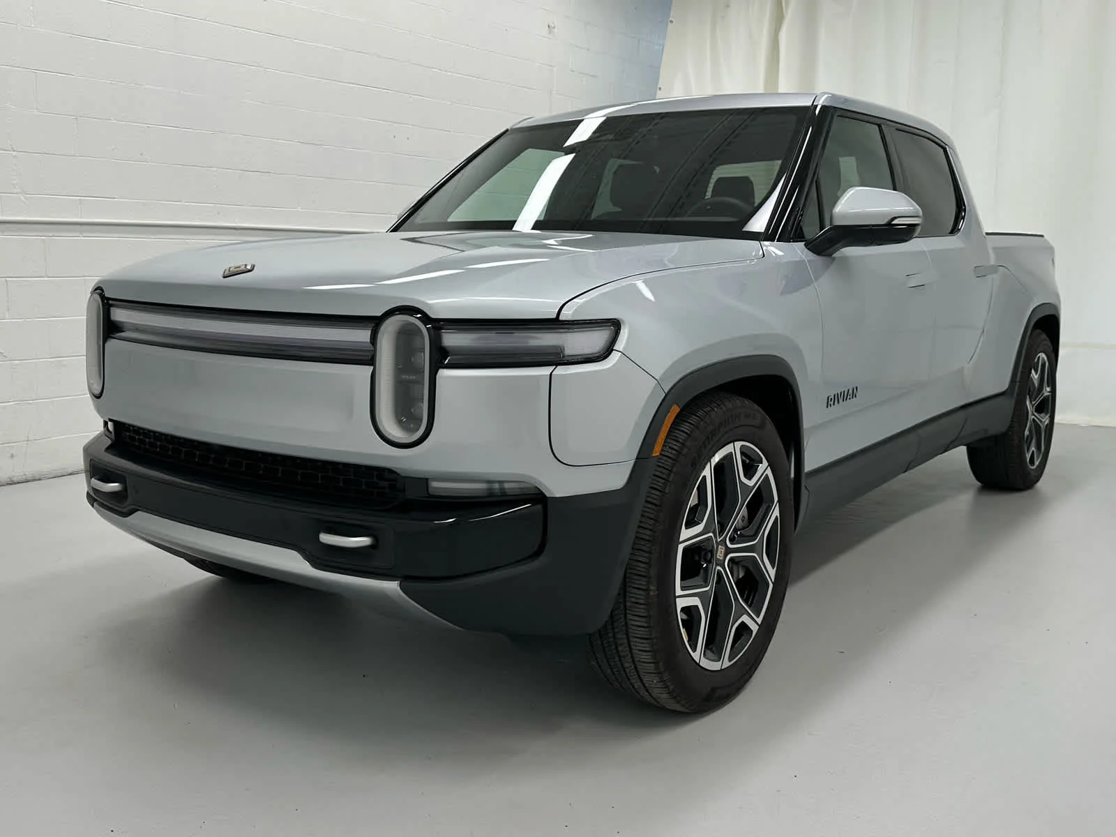 Used 2025 LA Silver Rivian Adventure image 4