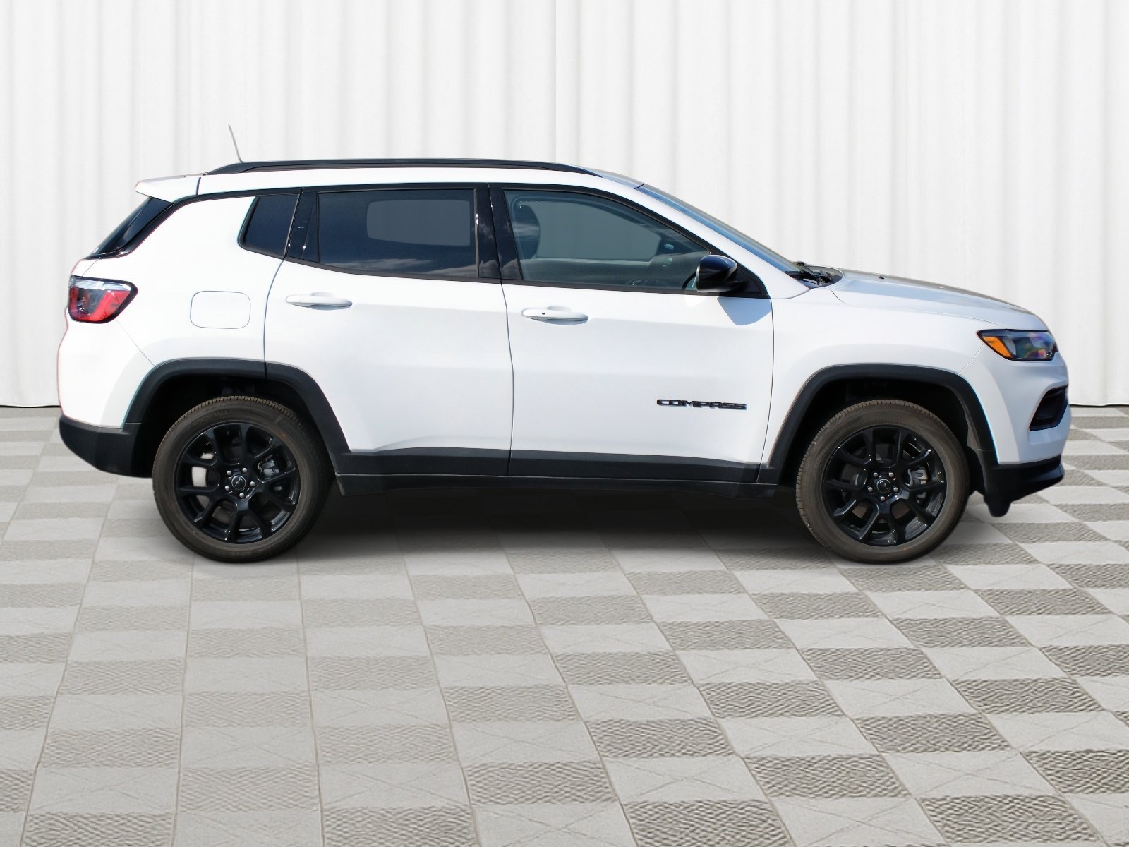 New 2026 Bright White Clear-Coat Exterior Paint Jeep Latitude Altitude image 29