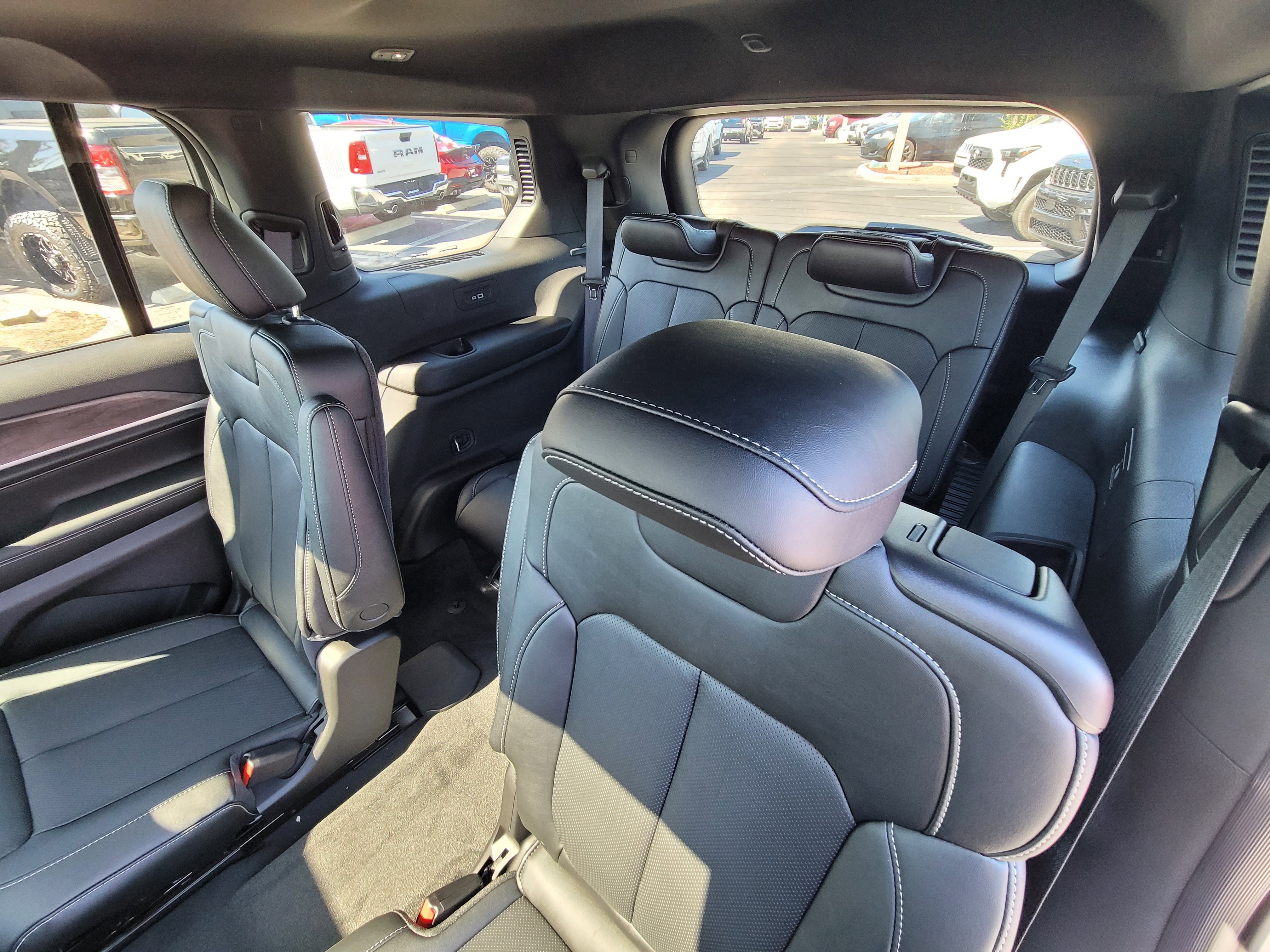 New 2026 Silver Zynith Exterior Paint Jeep Limited Reserve image 11