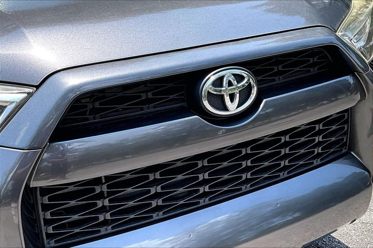 Used 2018 Gray Toyota SR5 image 32