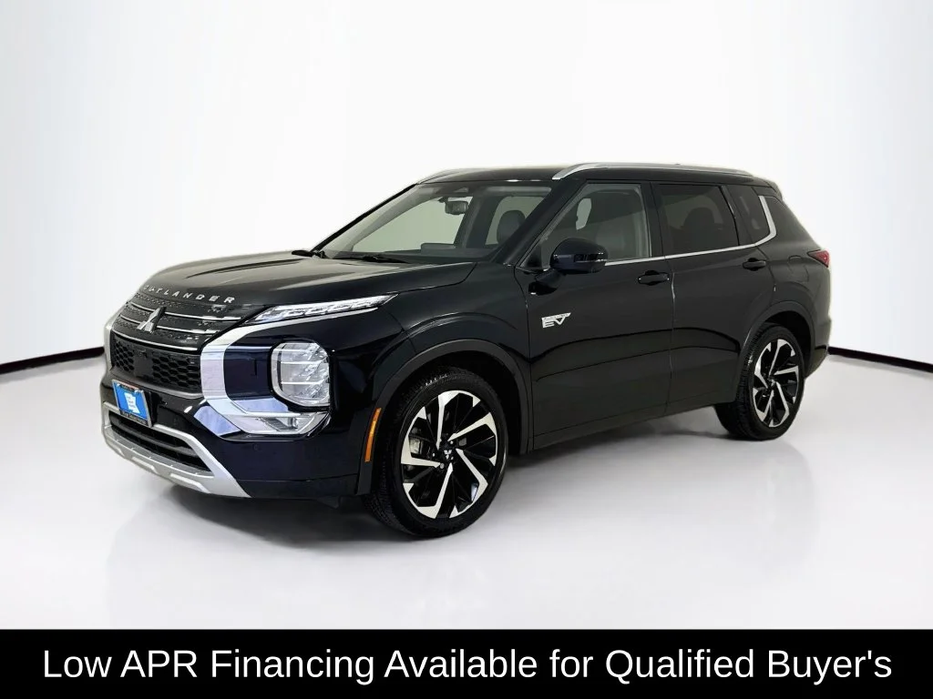 Used 2025 Labrador Black Pearl Mitsubishi SEL image 3