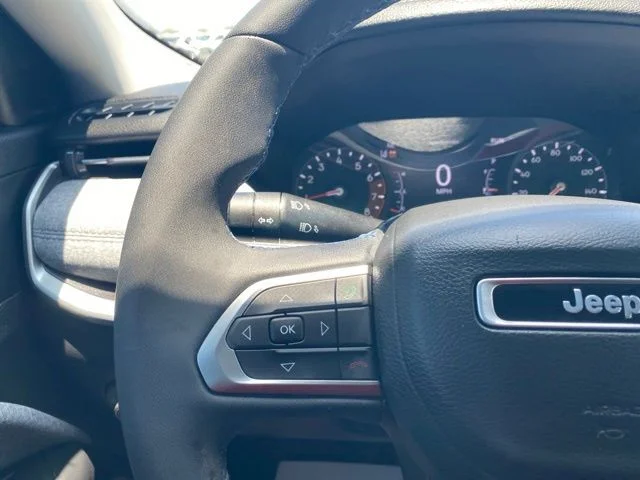 Used 2022 Granite Crystal Clearcoat Metallic Jeep Latitude image 17