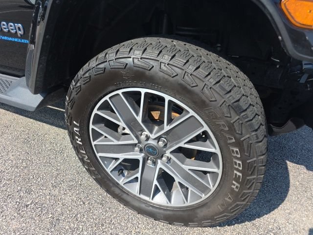 Used 2024 Black Clearcoat Jeep High Altitude image 9