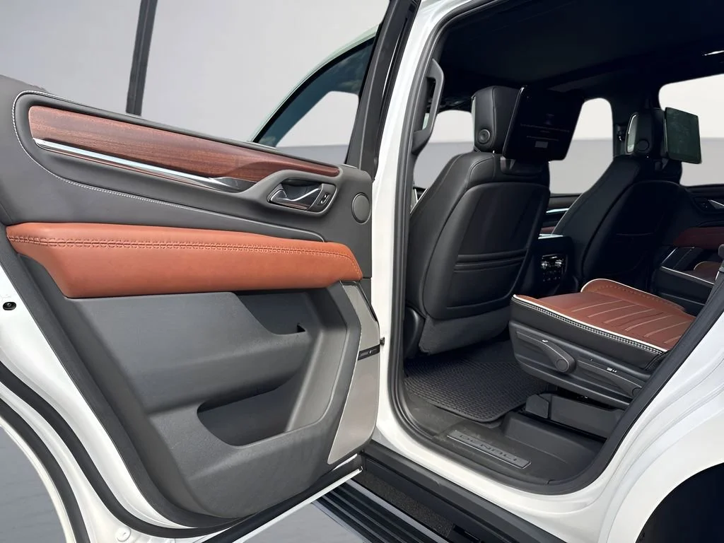 Used 2023 White Frost Tricoat GMC Denali Ultimate image 30