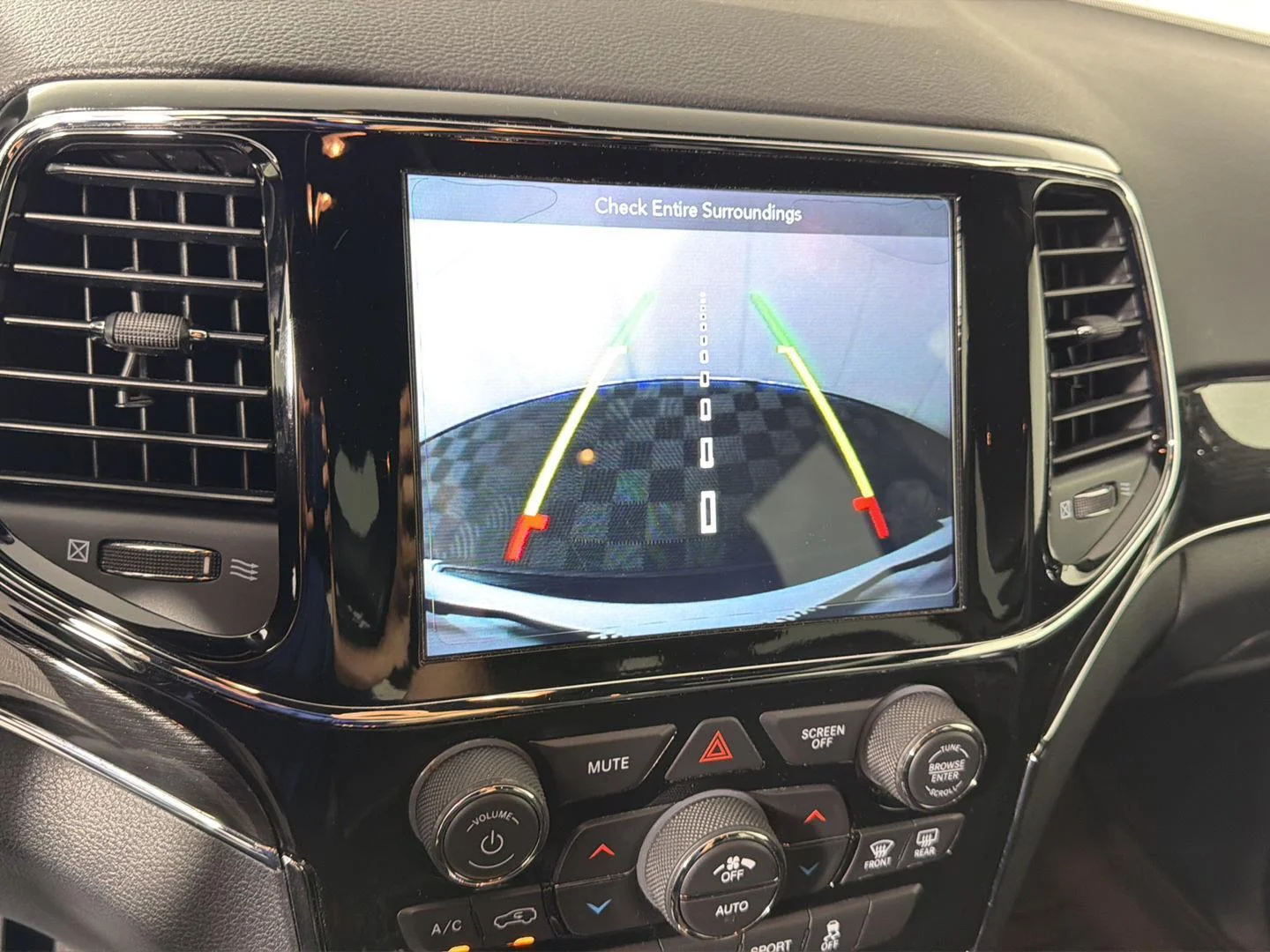 Used 2019 Bright White Clearcoat Jeep Trailhawk image 11
