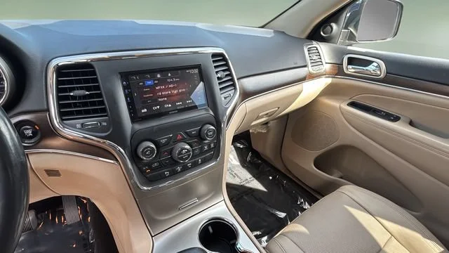 Used 2015  Jeep Limited image 25