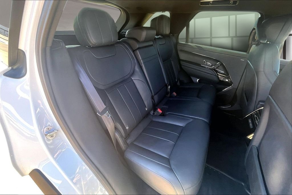 Used 2023 White Land Rover SE Dynamic image 28