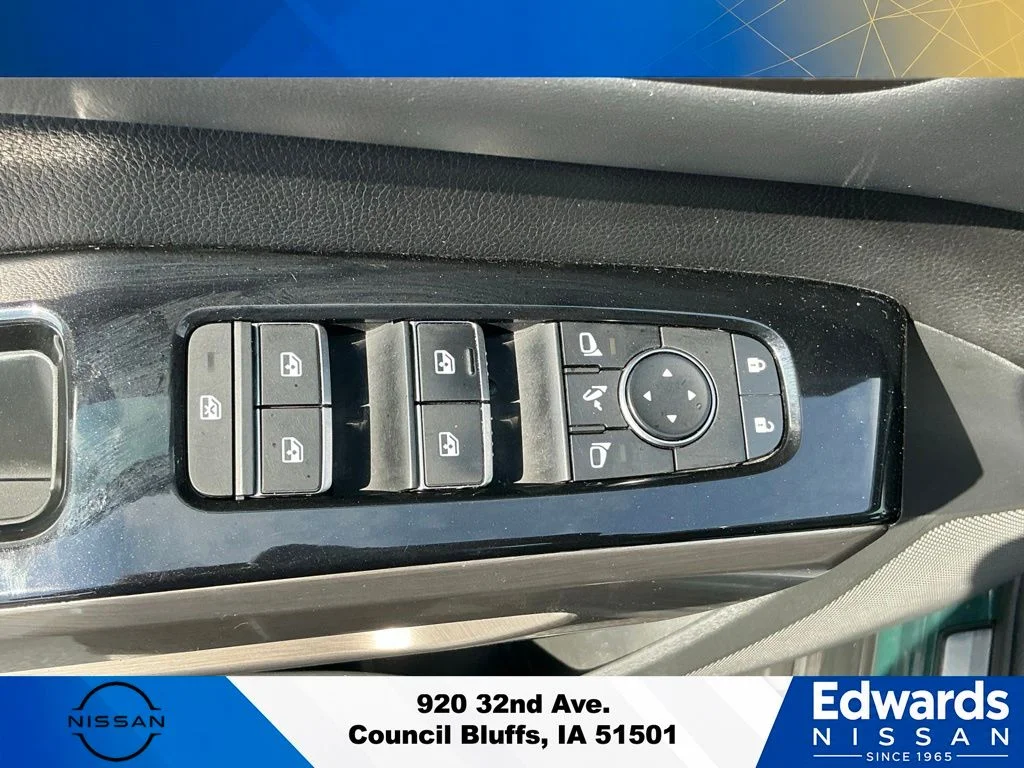 Used 2022 Black Nissan Platinum image 25