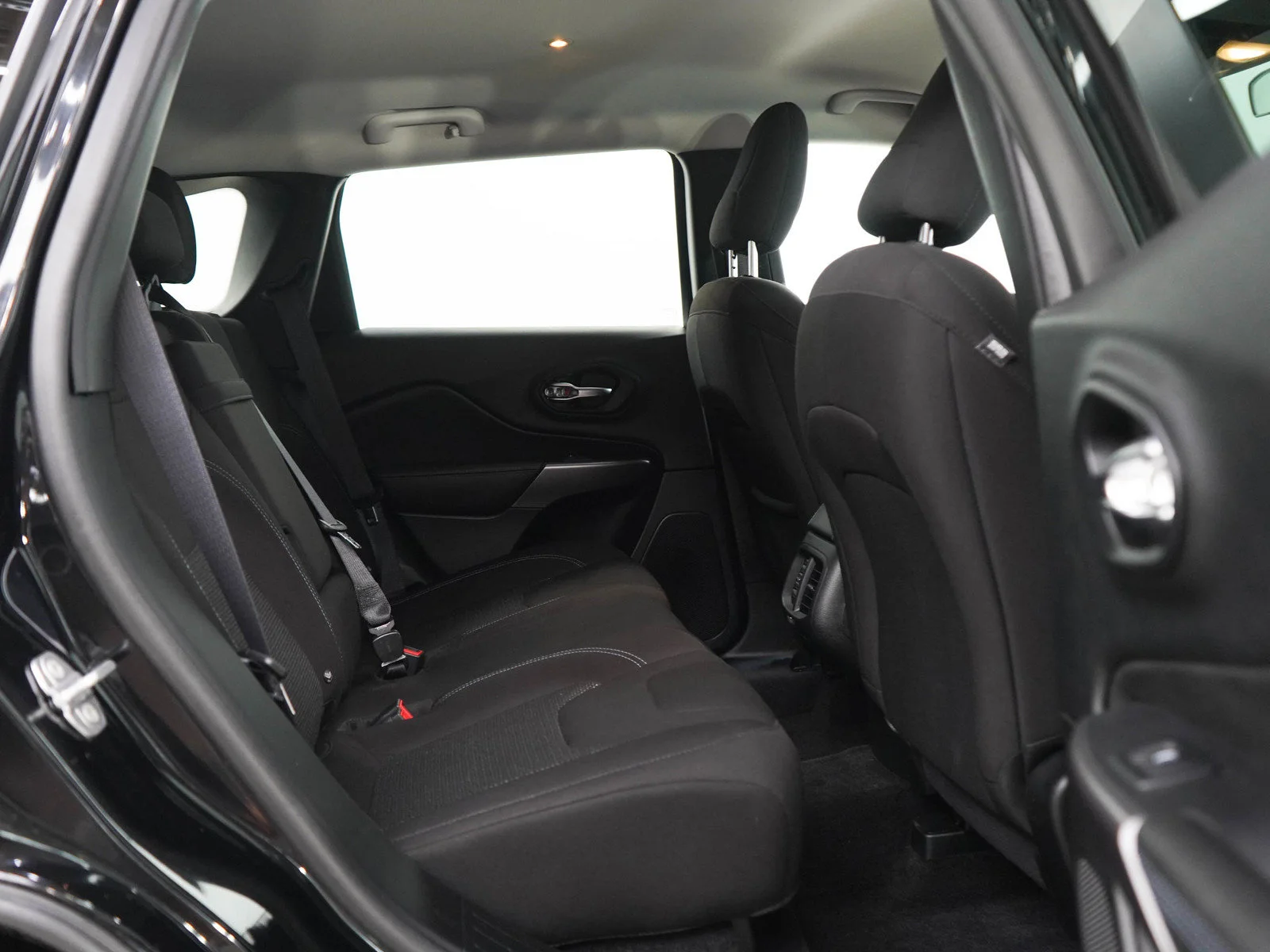 Used 2019  Jeep Latitude image 12
