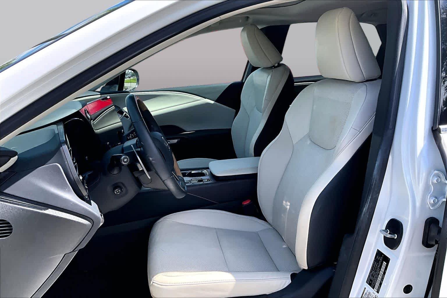 Used 2024 Eminent White Pearl Lexus Premium image 8