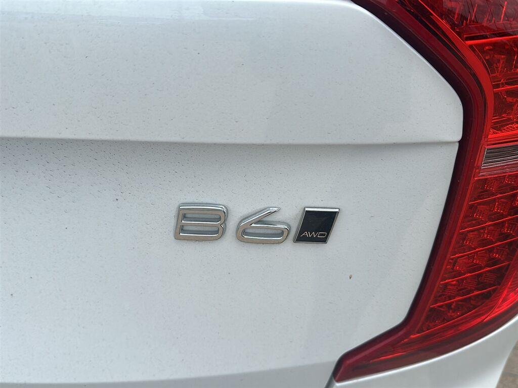 Used 2024 Crystal White Metallic Volvo Plus Bright Theme image 5