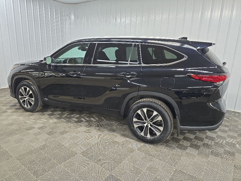 Used 2022 Black Toyota XLE image 4