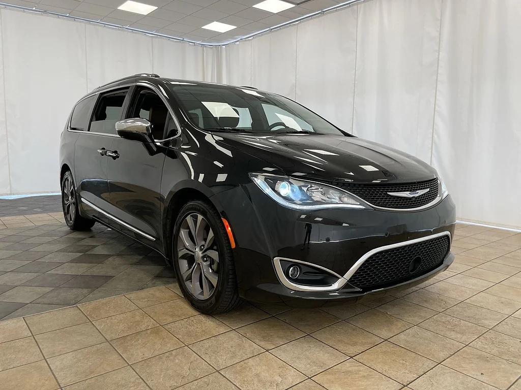 Used 2019 Brilliant Black Crystal Pearl Coat Chrysler Limited image 35