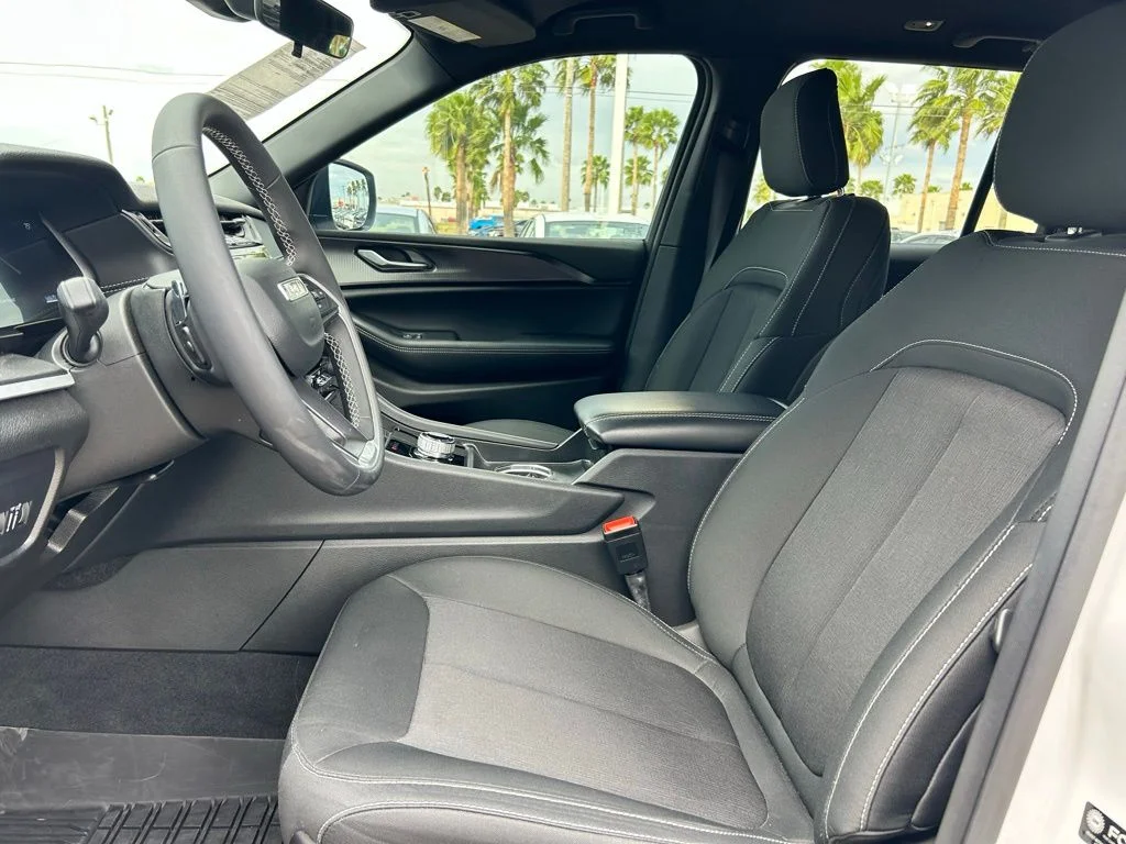 Used 2025 White/off-white Jeep Laredo image 9