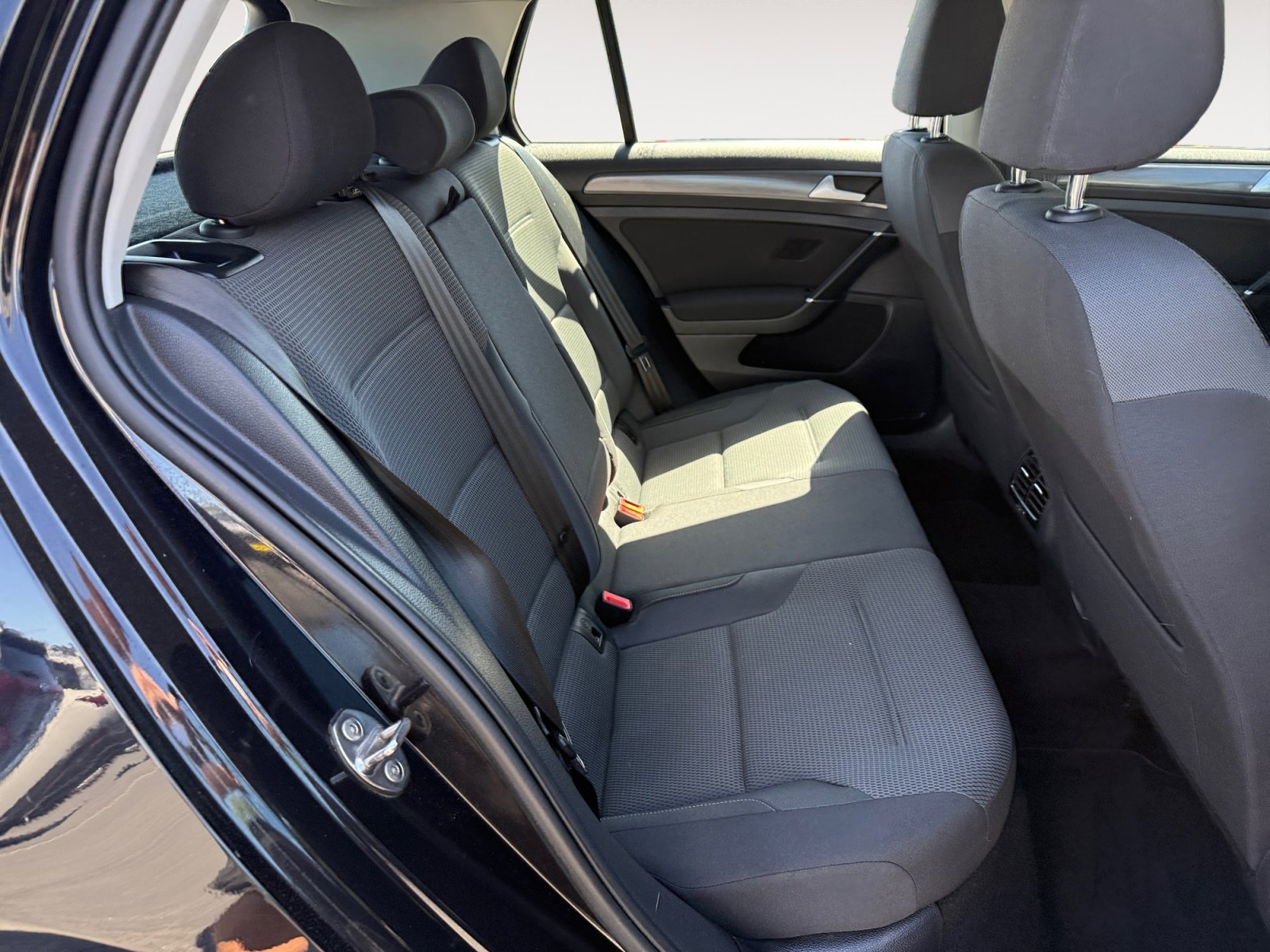 Used 2019 Deep Black Volkswagen SE image 18