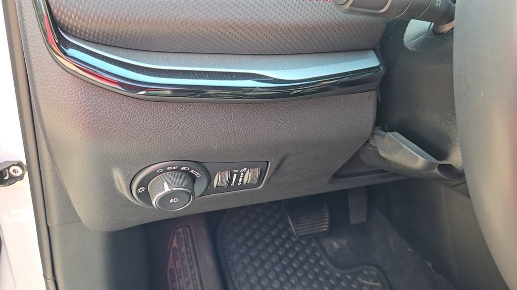 Used 2025 Bright White Clearcoat Jeep Trailhawk image 10