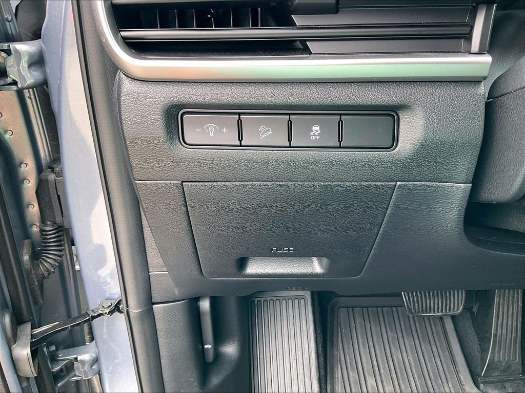 Used 2025 Everlasting Silver Kia LX image 25