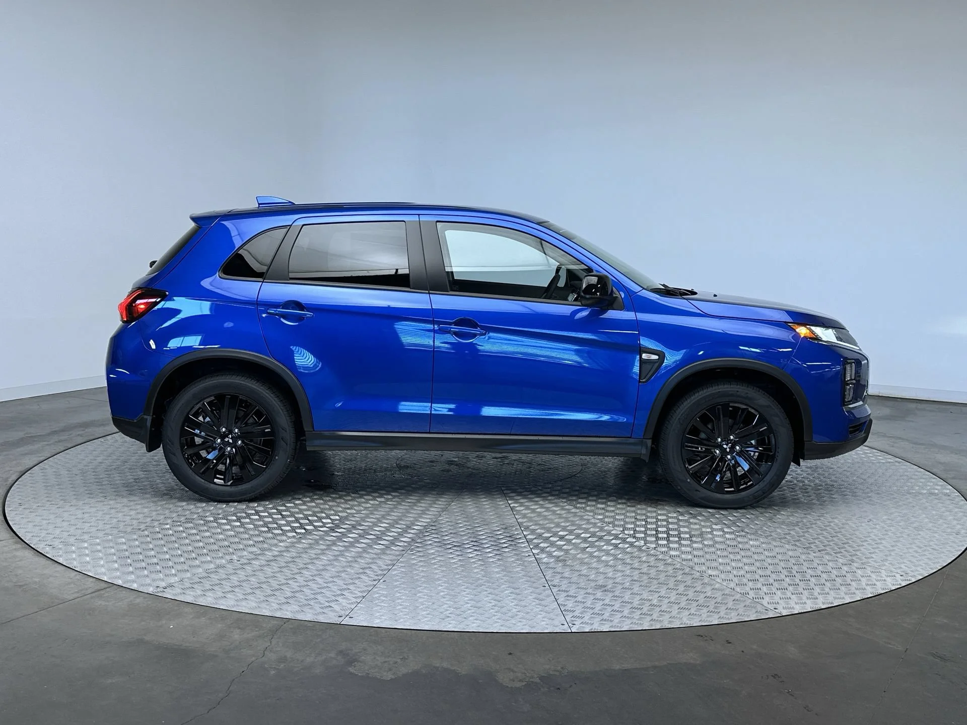 New 2026 Octane Blue Metallic Mitsubishi LE image 10