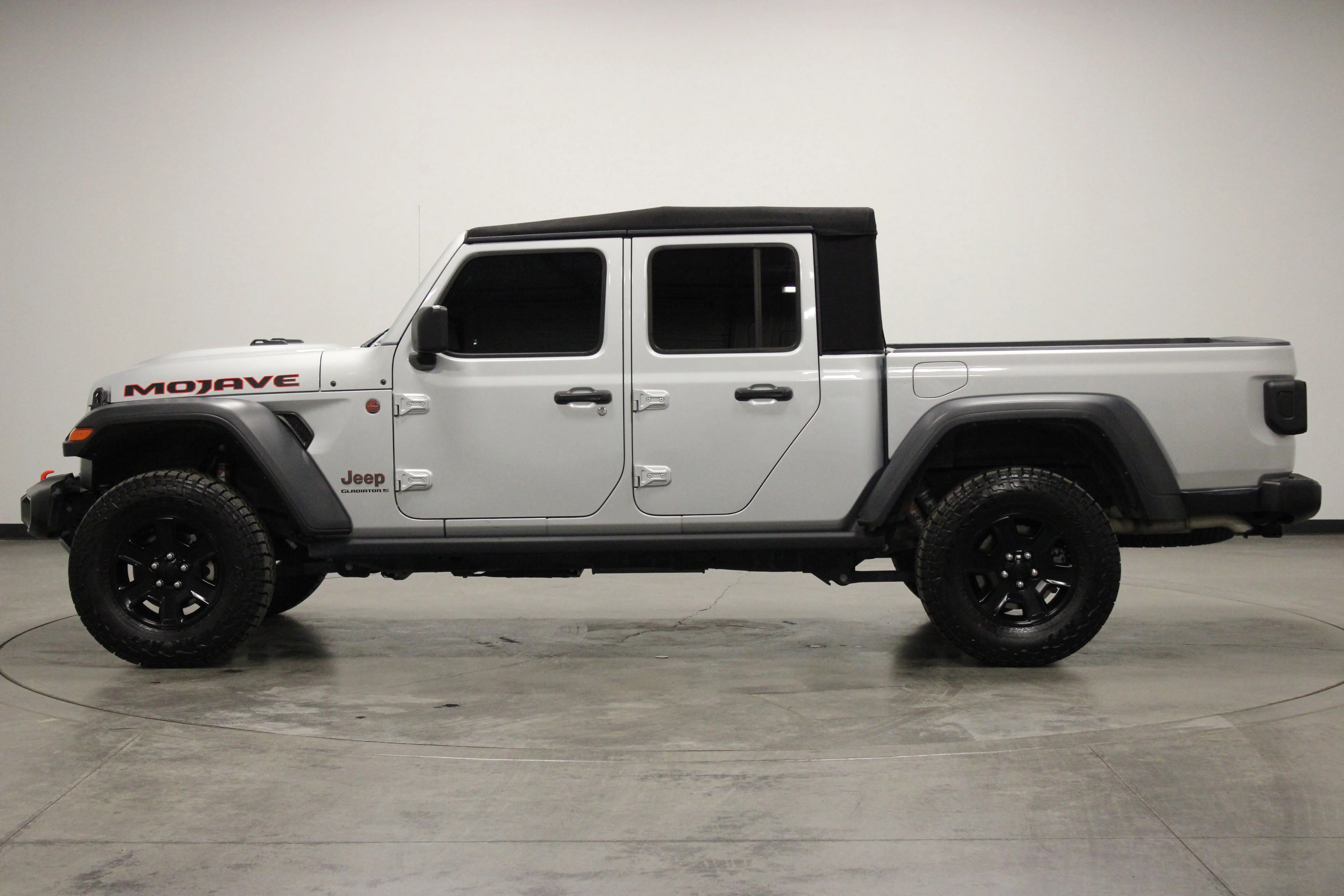 Used 2023 Silver Zynith Clearcoat Jeep Mojave image 5