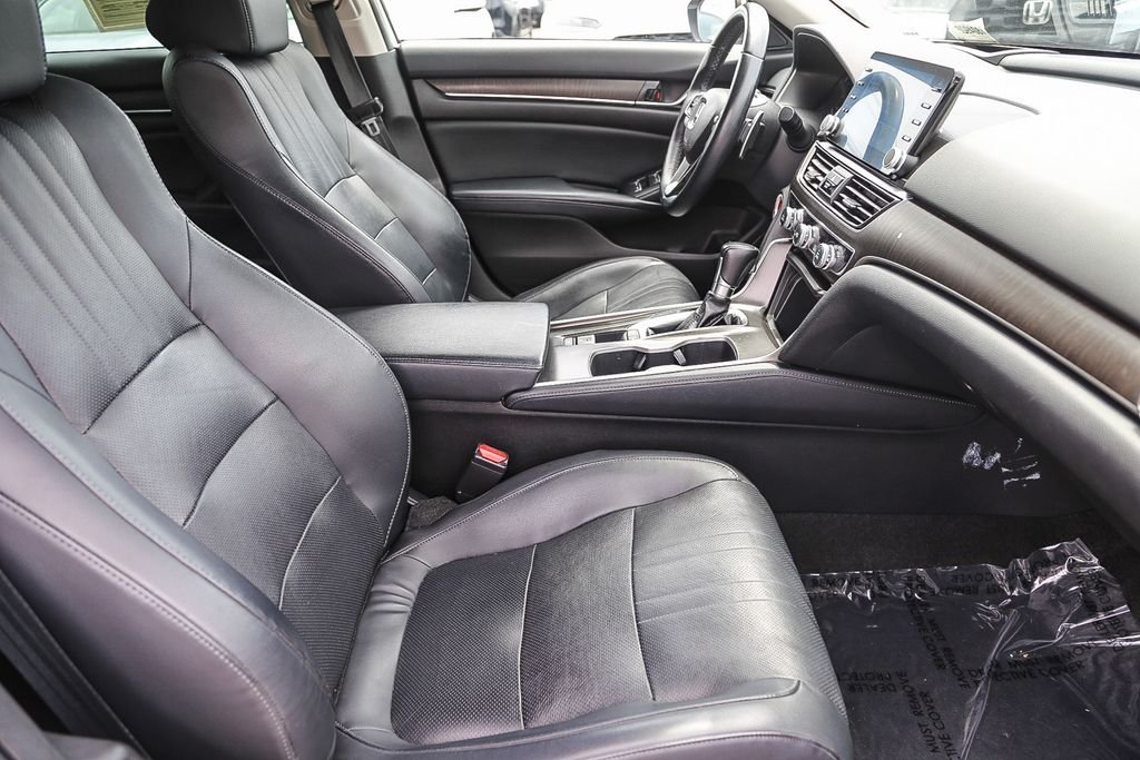 Used 2018 Platinum White Pearl Honda Touring image 16