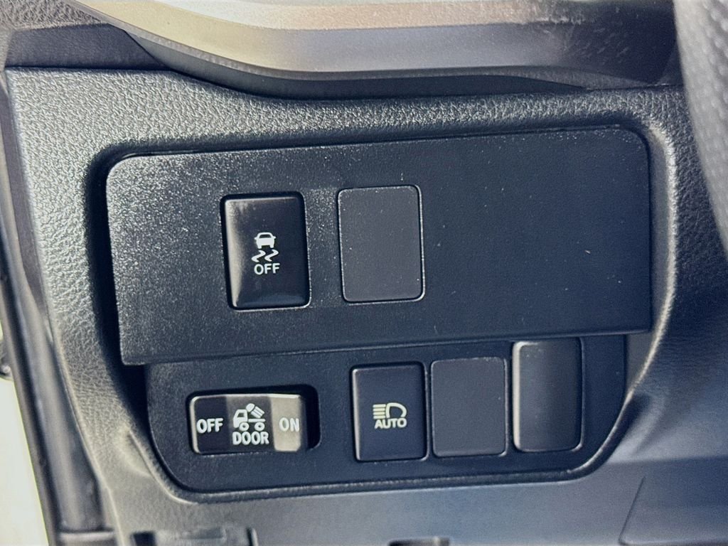 Used 2022 White Toyota SR5 image 11