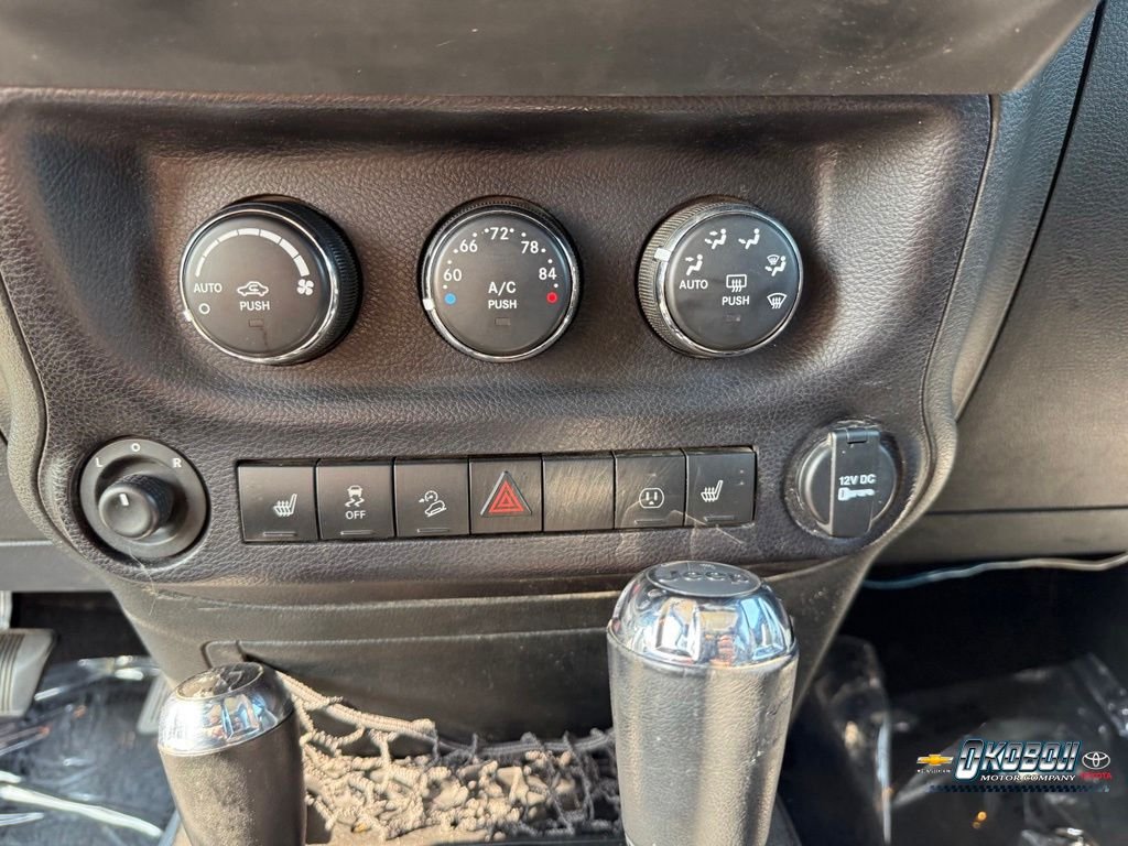 Used 2015 White Jeep Unlimited Sahara image 14