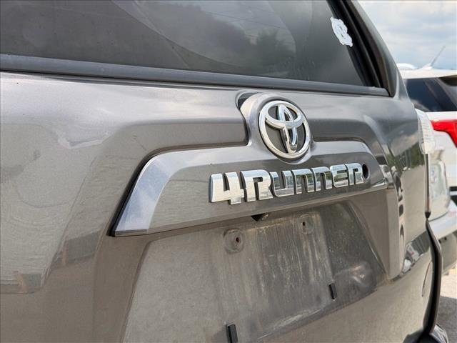 Used 2018 Magnetic Gray Metallic Toyota SR5 image 9