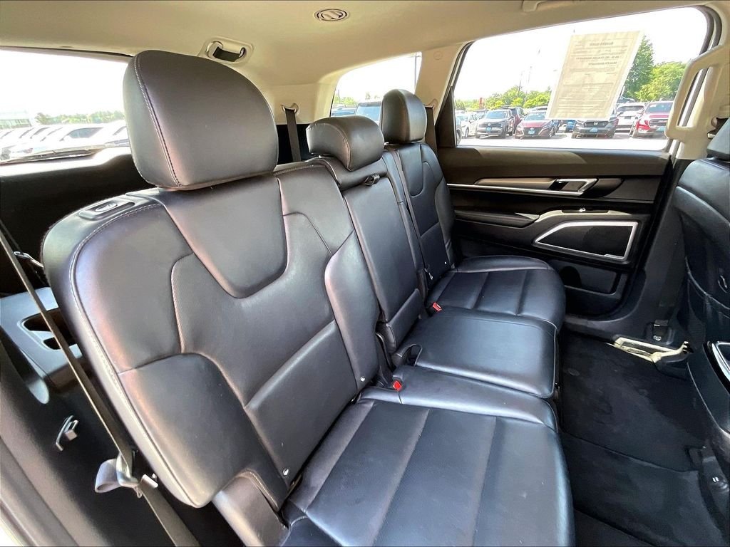 Used 2020 Snow White Pearl Kia LX image 15