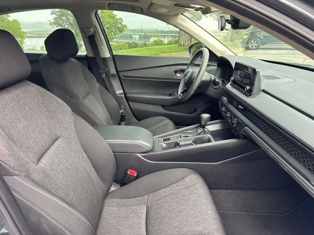 Used 2025 White Honda SE image 10