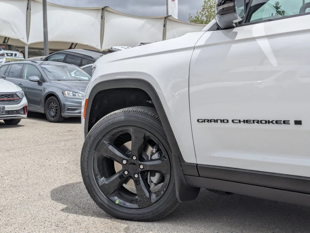 New 2026 White Jeep Altitude - - 4x4 - 20 Gloss Black Wheels - Remote Start - Capri Leatherette & More! image 9