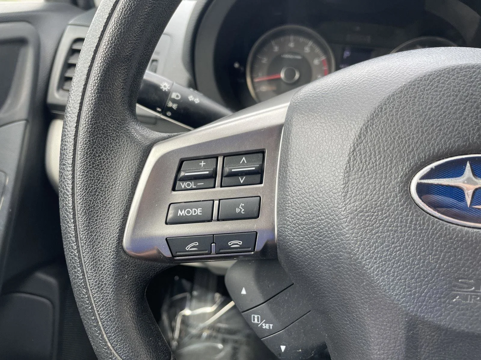 Used 2015 Satin White Pearl Subaru 2.5i Premium image 10