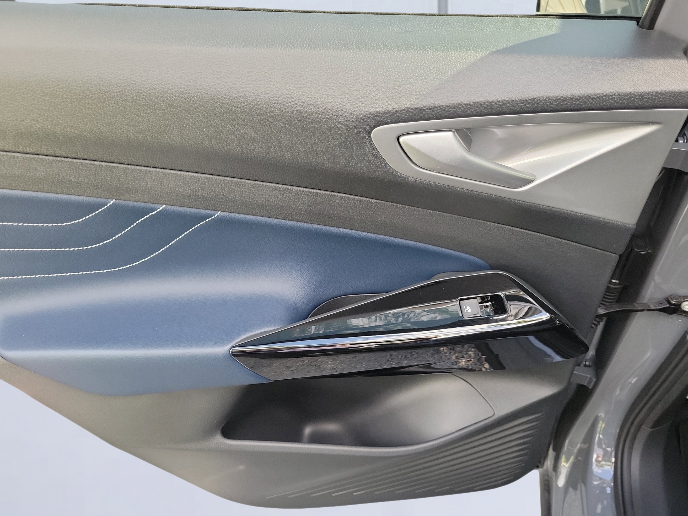 Used 2025 Gray Volkswagen Pro S image 9