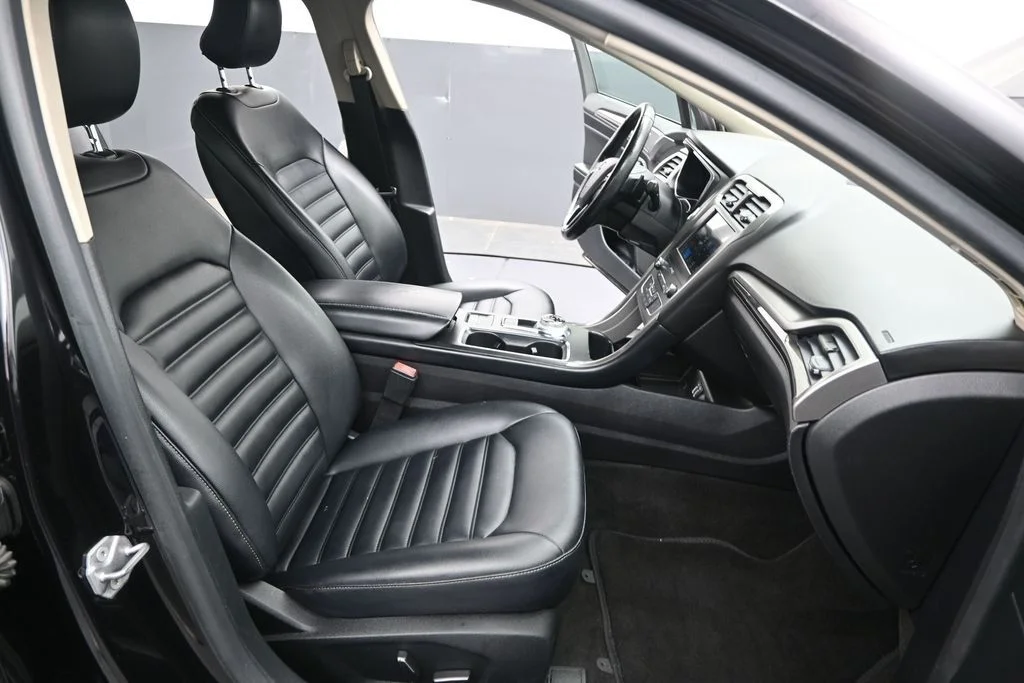 Used 2019 Black Ford SEL image 27