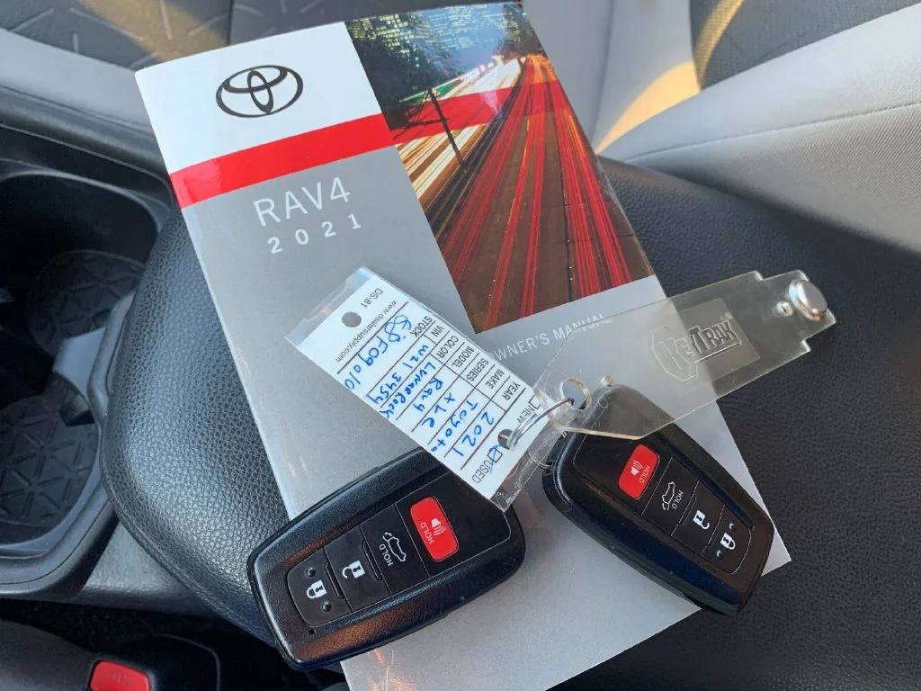 Used 2021  Toyota XLE image 9