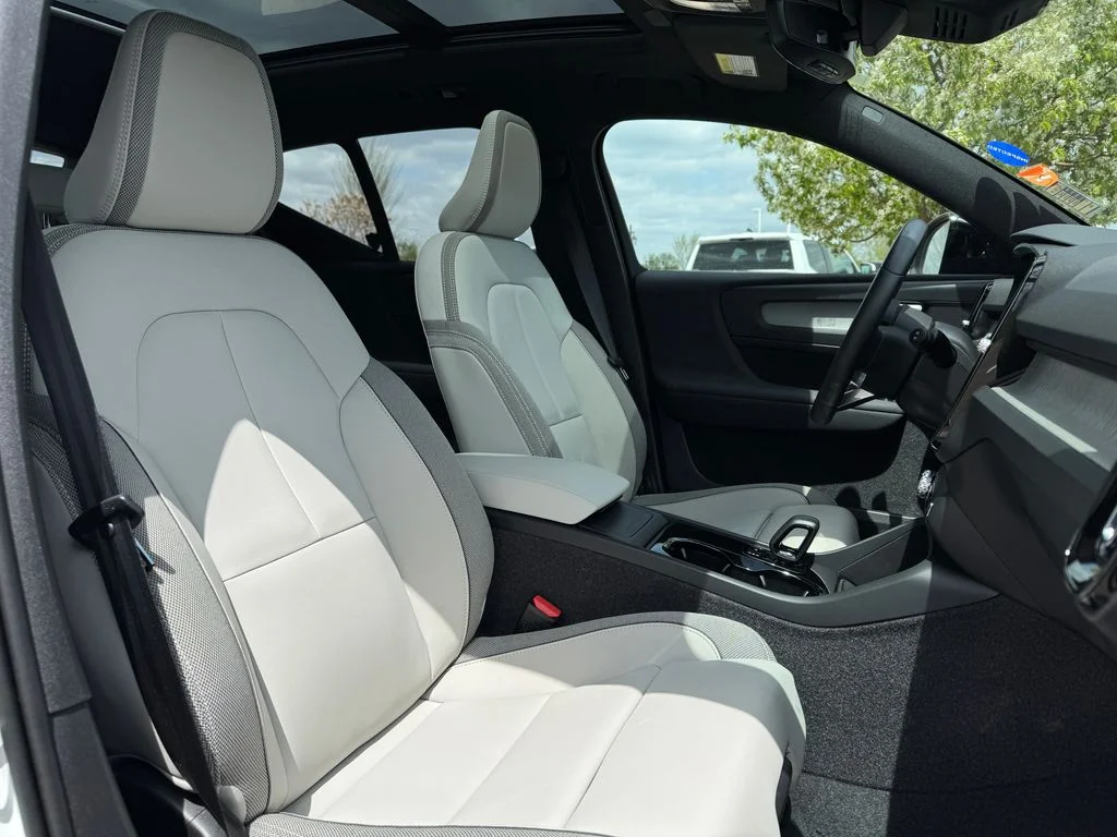 2025 Volvo EX40 Plus - Photo 6