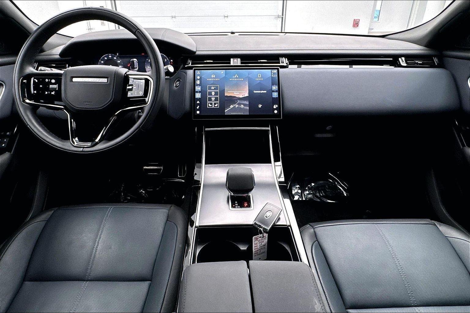 New 2026 Ostuni Pearl White Premium Metallic Land Rover Dynamic SE image 3