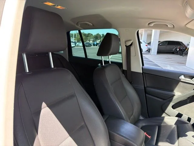 Used 2015 Black Volkswagen SE image 11