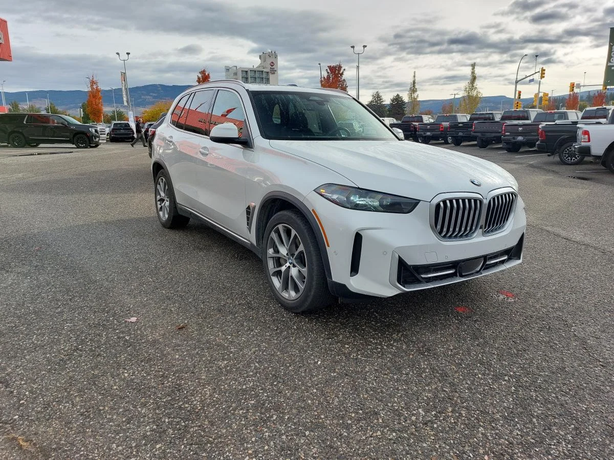 Used 2024 White BMW xDrive40i Sports Activity Vehicle image 4