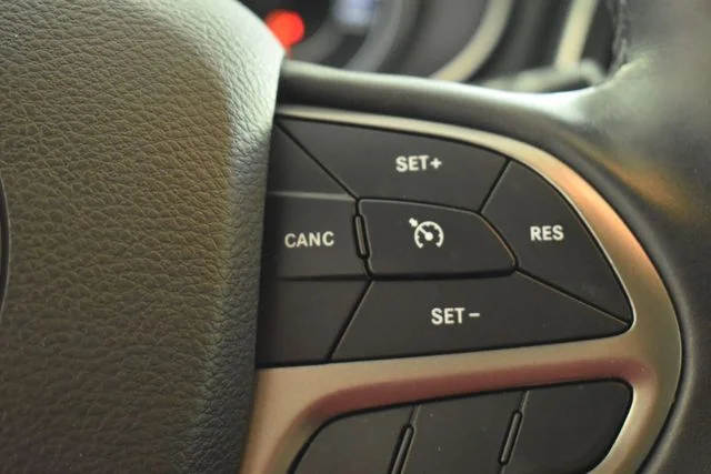 Used 2019 Silver Jeep Latitude Plus image 29