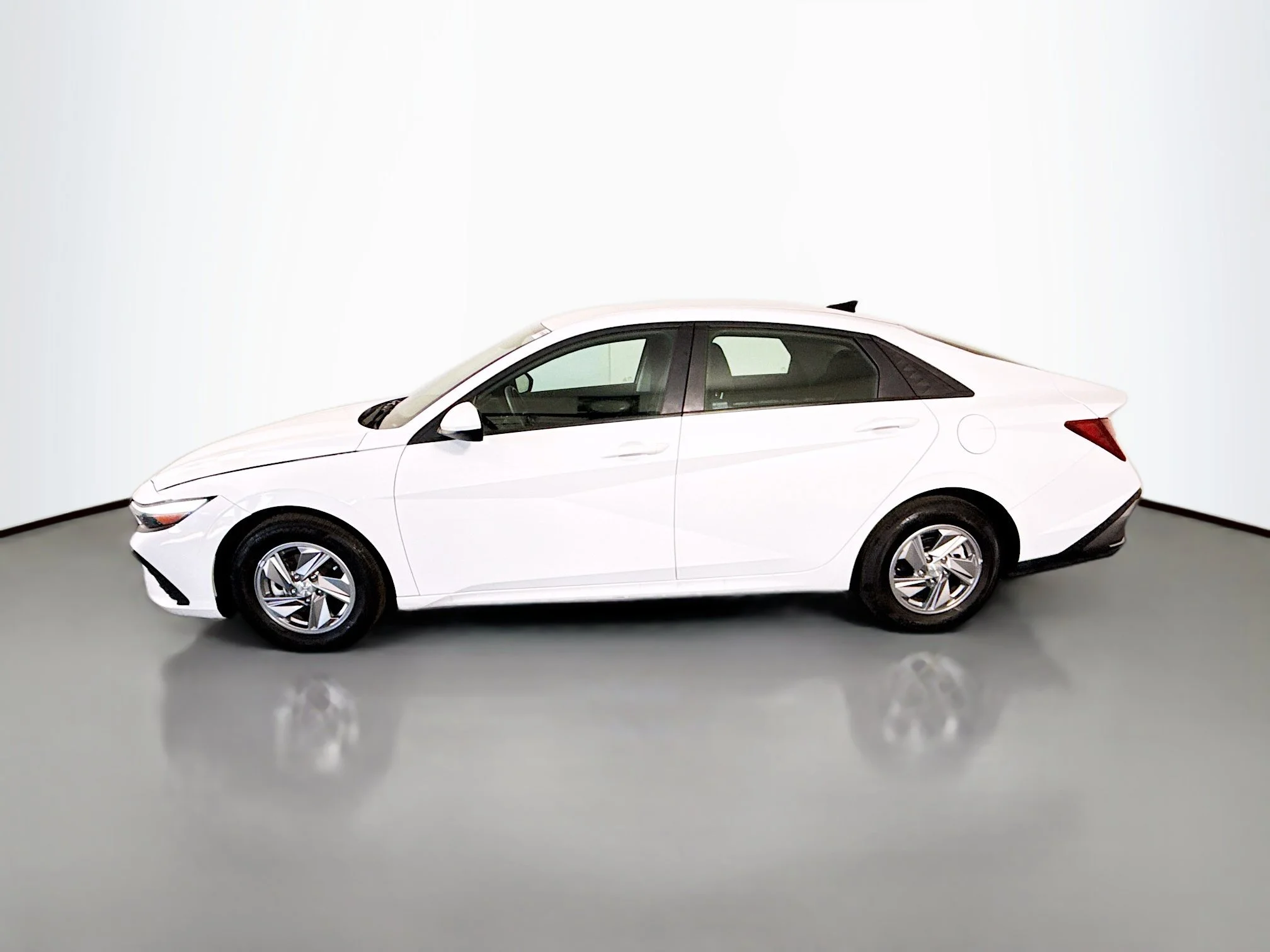 Used 2025 Serenity White Hyundai SE image 4