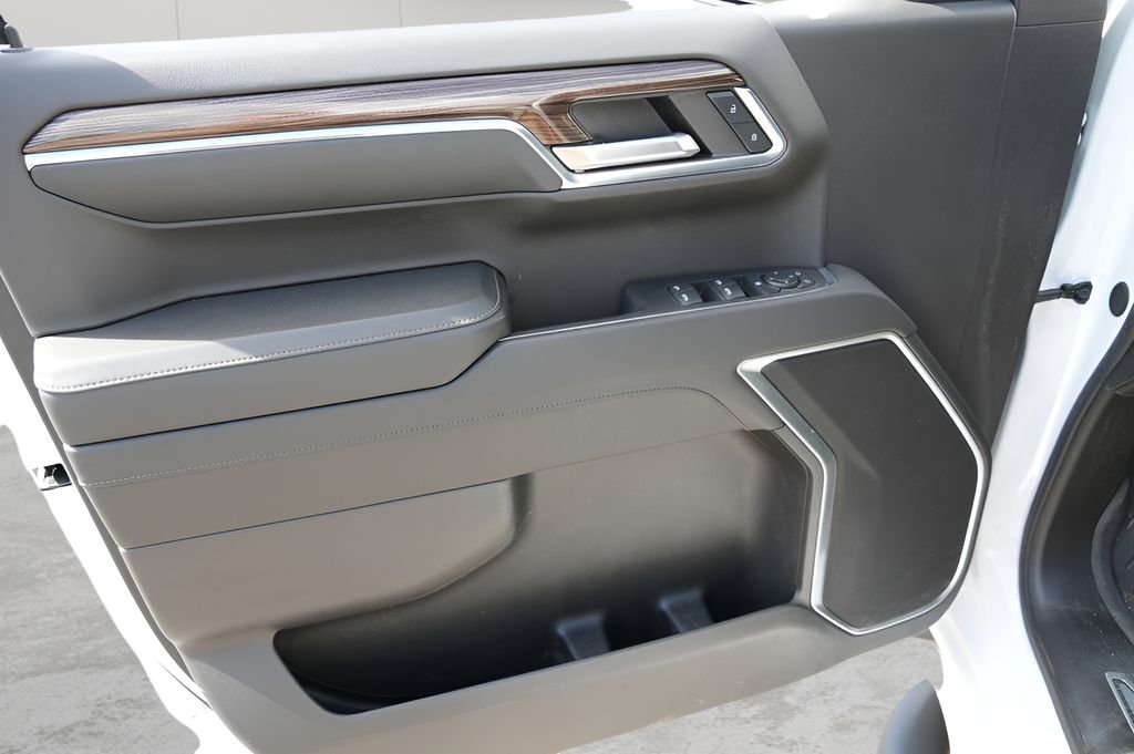 Used 2024 Summit White Chevrolet RST image 18